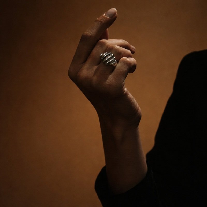sculptural-shell-silver-ring-editorial-look