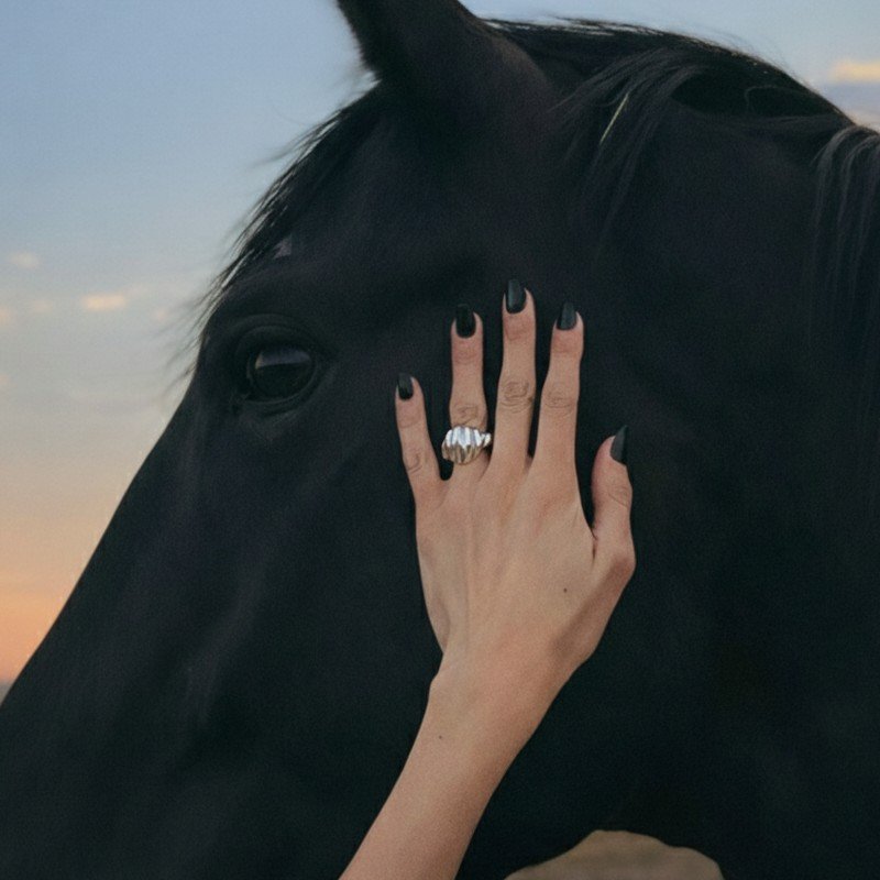 sculptural-shell-silver-ring-nature-horse-lifestyle